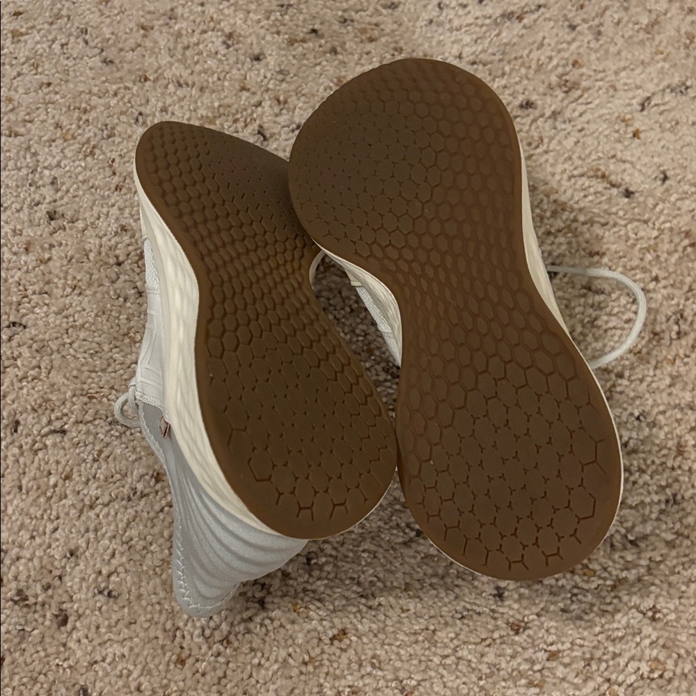 Lightly worn New Balance size 7.5 Fresh Foam Roav sneaker. - Picture 3 of 3